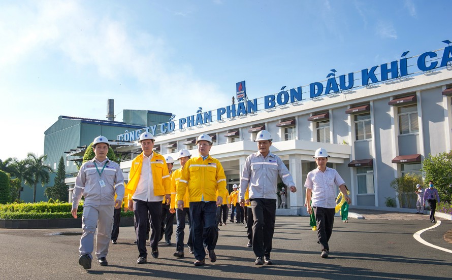 Đồng chí Trần Quốc Vượng thăm cụm công nghiệp Khí Điện Đạm Cà Mau