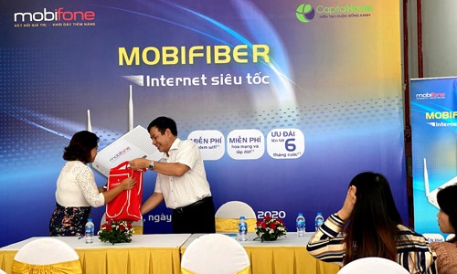 Những khách hàng đầu tiên sử dụng dịch vụ internet cố định băng thông rộng (MobiFiber) của nhà mạng MobiFone