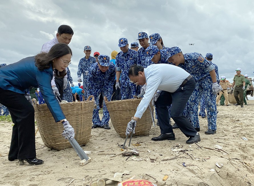 Thứ trưởng Lê Minh Ngân cùng các đại biểu thu gom rác tại bãi biển xã Phước Tỉnh, huyện Long Điền, tỉnh Bà Rịa- Vũng Tàu