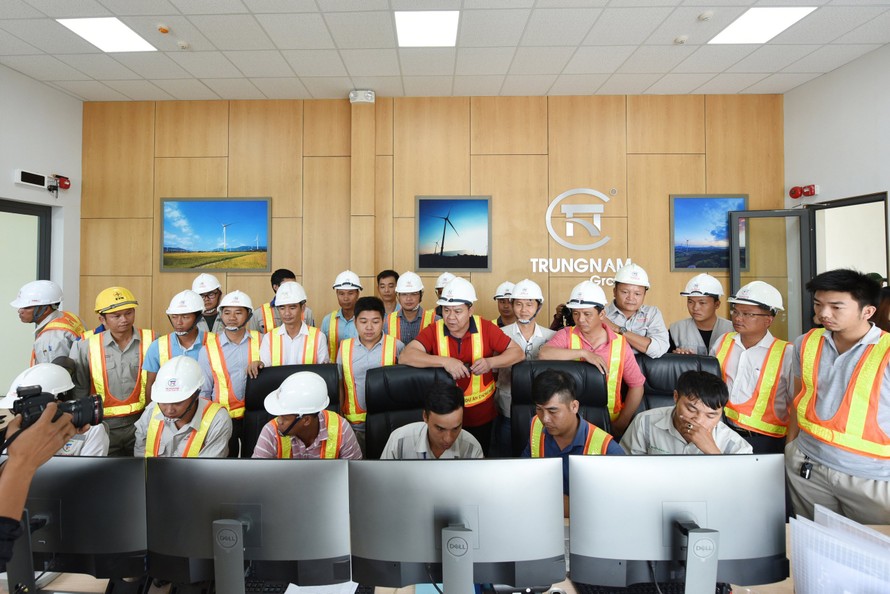 các kỹ sư của EVN và Trungnam Group tại phòng điều hành Trạm biến áp 500 kV
