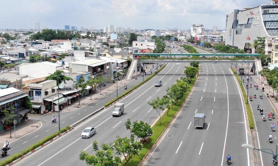 Đại lộ Phạm Văn Đồng có đầy đủ tiện ích, giúp khu Đông kết nối nhanh chóng với sân bay Tân Sơn Nhất và trung tâm TPHCM.