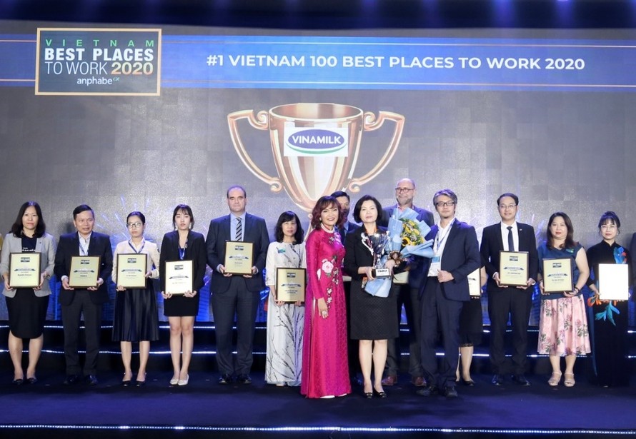 Bà Bùi Thị Hương – Giám đốc điều hành Khối Nhân sự, Hành chính & Đối ngoại Vinamilk nhận giải thưởng Nơi làm việc tốt nhất Việt Nam năm 2020