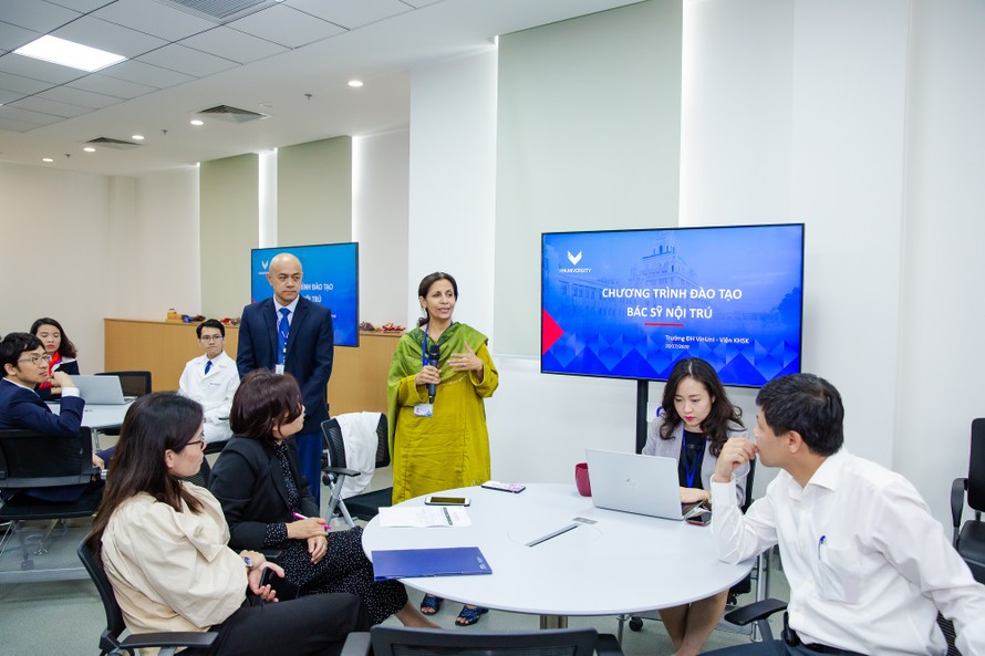 Đại diện lãnh đạo Viện Khoa học sức khỏe (trường ĐH VinUni) giới thiệu về chương trình đào tạo Bác sỹ nội trú trong ngày khai giảng