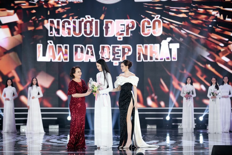 Bà Lê Thị Lệ Hường - Đại diện nhãn hàng Viên uống nội tiết tố nữ Go Spring lên trao giải thưởng Người Đẹp Có Làn Da Đẹp Nhất