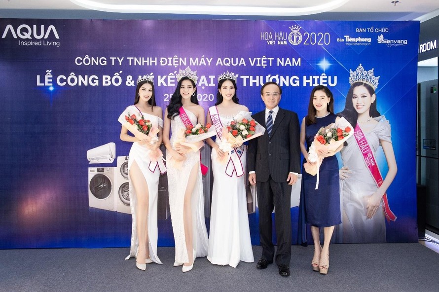Lễ công bố và ký kết Đại sứ thương hiệu AQUA Việt Nam có sự tham dự của Top 3 Hoa hậu Việt Nam 2020 và bà Phạm Kim Dung - Phó trưởng Ban tổ chức cuộc thi