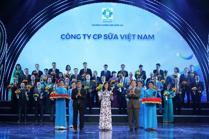 Bà Nguyễn Thị Minh Tâm – Giám đốc Chi nhánh Vinamilk Hà Nội đại diện nhận biểu trưng tại Lễ công bố các doanh nghiệp có sản phẩm đạt Thương Hiệu Quốc Gia năm 2020 diễn ra tại Hà Nội