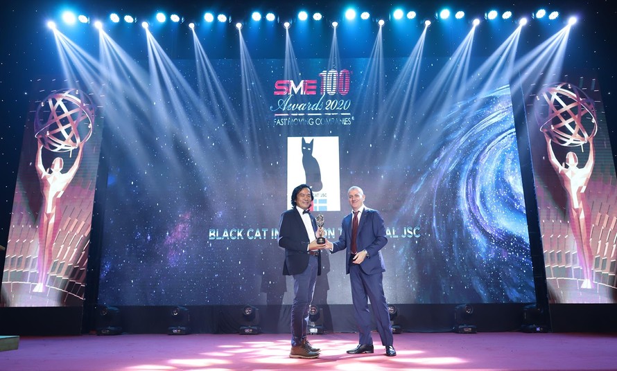 Đại diện Black Cat vinh dự nhận Giải thưởng SME100 Asia