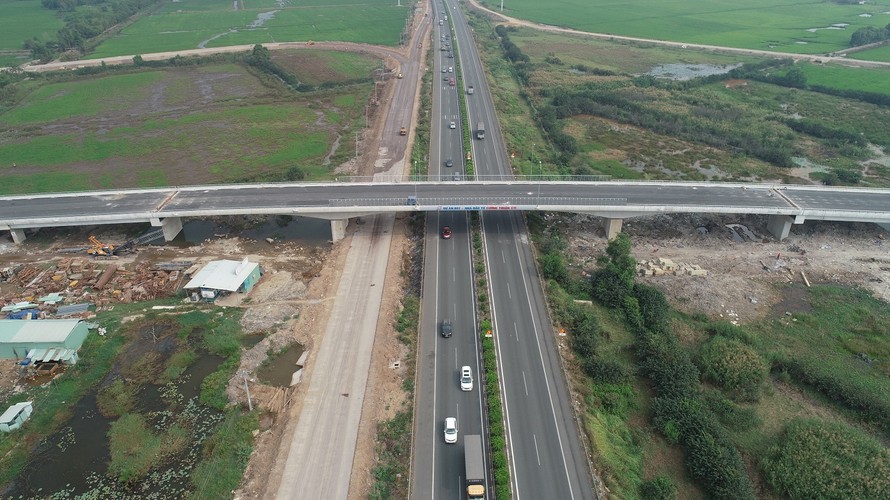 Cầu vượt đường 319 đã hoàn thành kết nối với các trục đường, rút ngắn thời gian di chuyển từ TPHCM đến Nhơn Trạch còn 20 phút