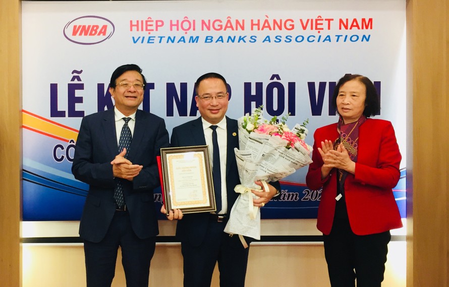 Ông Nguyễn Đình Đức – Phó Tổng Giám đốc HD SAISON (đứng ở giữa) nhận Quyết định Kết nạp hội viên.