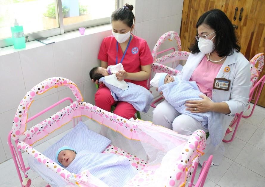 Trẻ sơ sinh được chăm sóc tại Trung tâm H.O.P.E (TPHCM) do có mẹ mắc COVID-19.