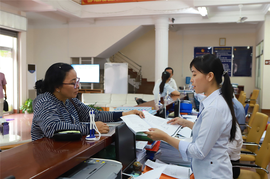 Công tác tuyên truyền, phổ biến văn bản, TTHC, hỗ trợ khách giao dịch luôn được các đơn vị trong hệ thống KBNN coi trọng. Trong ảnh, công chức KBNN Tiền Giang đang hướng dẫn khách giao dịch (tháng 12/2018).