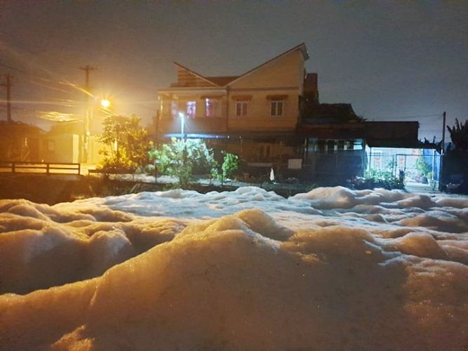 Kỳ lạ: 'Tuyết' phủ trắng suối ở Bình Dương sau cơn mưa lớn