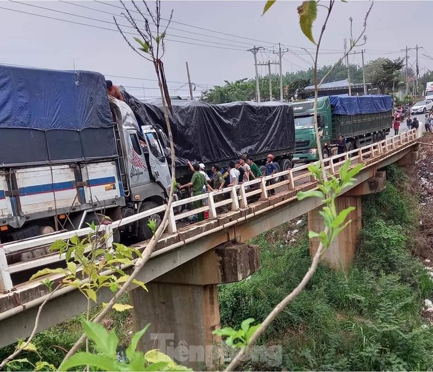 Qua cầu hẹp không nhường đường, hai ô tô tông nhau nát đầu