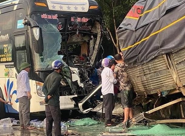 Xe khách đối đầu xe tải ở Bình Phước, nhiều người thương vong