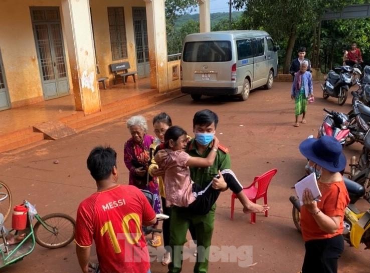 Đoàn thanh niên Công an đến tận nhà cấp CCCD cho bà con dân tộc thiểu số