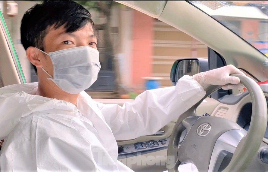 Tâm sự của thầy giáo trở thành tình nguyện viên chạy xe cấp cứu chở F0 ở Bình Dương