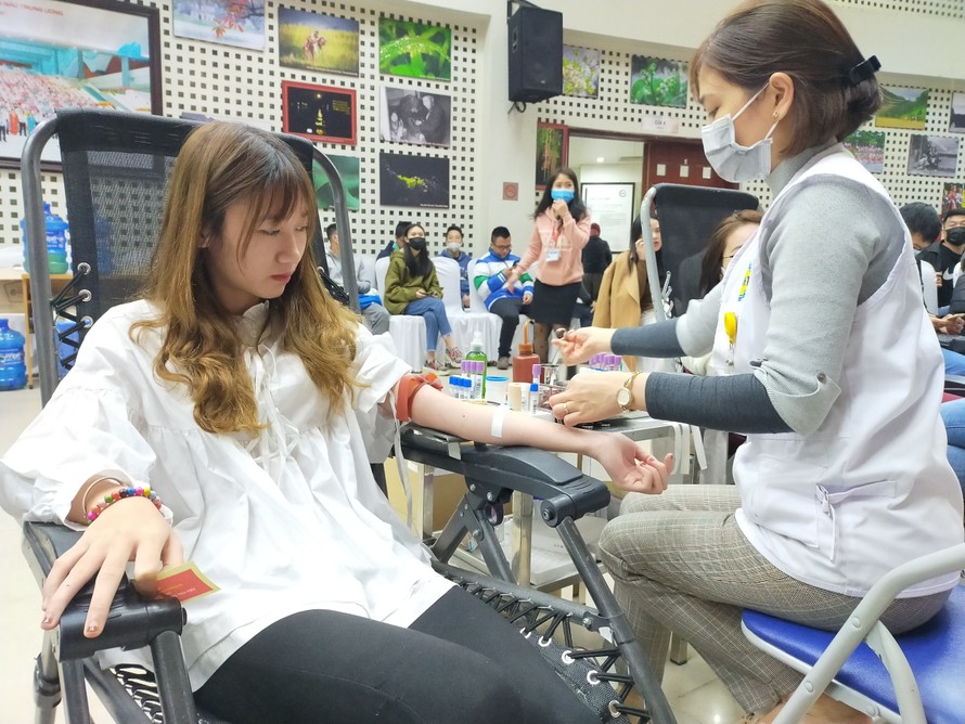 Tạm dừng kì nghỉ Tết kéo dài, bạn trẻ trở lại Hà Nội tham gia hiến máu tình nguyện.