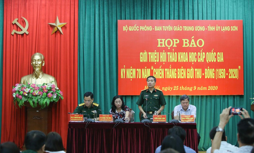 Đại tá Trần Ngọc Anh, Phó Cục trưởng Cục Tuyên huấn, Tổng cục Chính trị, cung cấp thông tin cho báo chí.