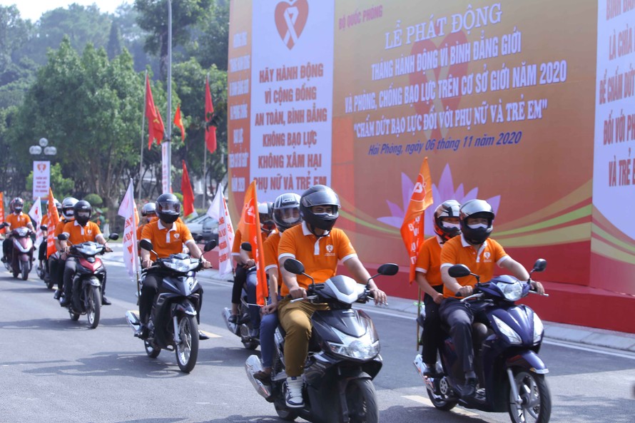  Đoàn xe tuần hành, tuyên truyền về phòng, chống bạo lực và bình đẳng giới tại thành phố Hải Phòng. 