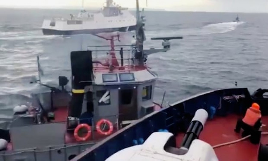Hình ảnh cho thấy sự đối đầu giữa các tàu Nga và Ukraine. (Nguồn: Twitter)