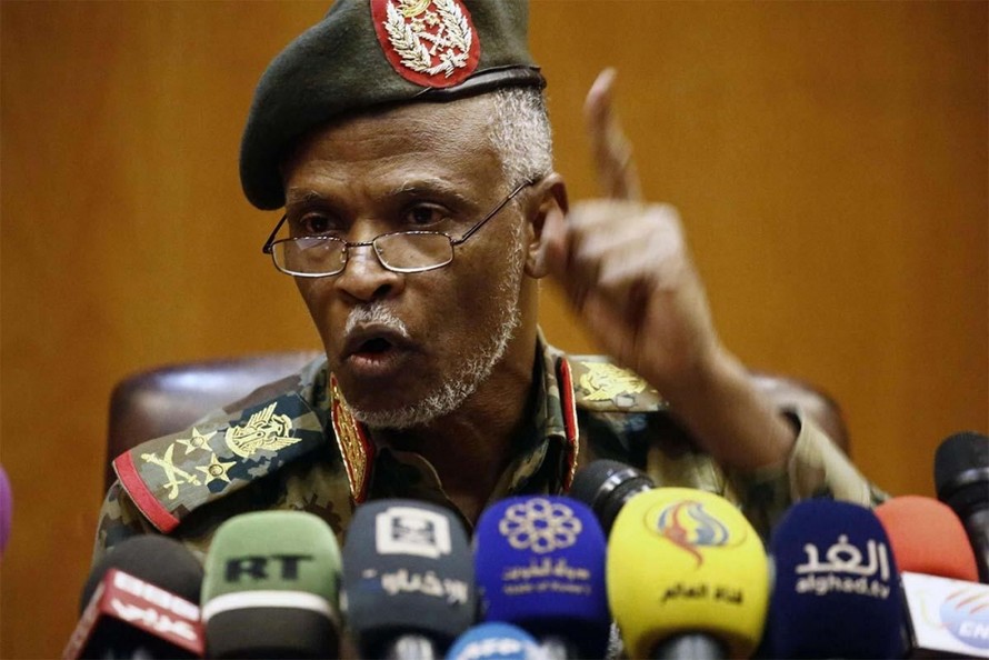 Người đứng đầu Ủy ban chính trị thuộc hội đồng quân sự chuyển tiếp, Trung tướng Omar Zain al-Abdin. (Nguồn: Middle-east-online)