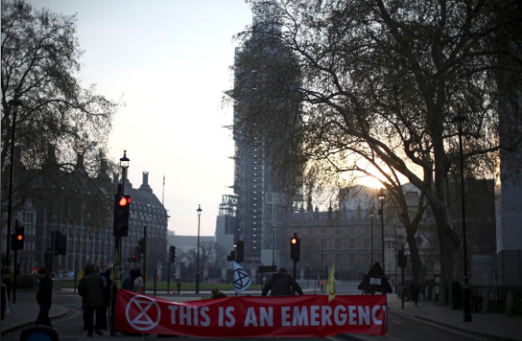 Các nhà hoạt động biến đổi khí hậu chặn một con đường tại Quảng trường Quốc hội ở London. Ảnh: Reuters