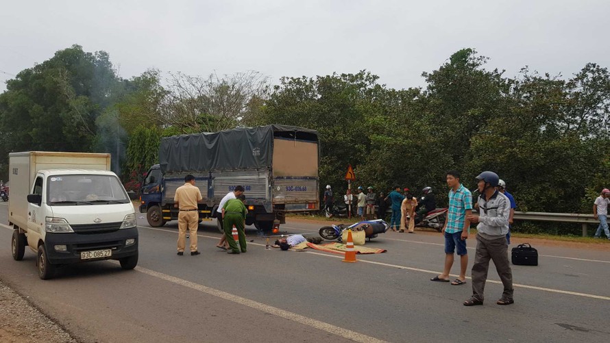 Xe máy tông đuôi xe tải tại Bình Phước, 2 người thương vong
