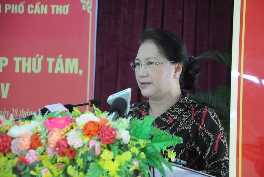 Chủ tịch Quốc hội Nguyễn Thị Kim Ngân trả lời cử tri tại buổi tiếp xúc. Ảnh: Cảnh Kỳ