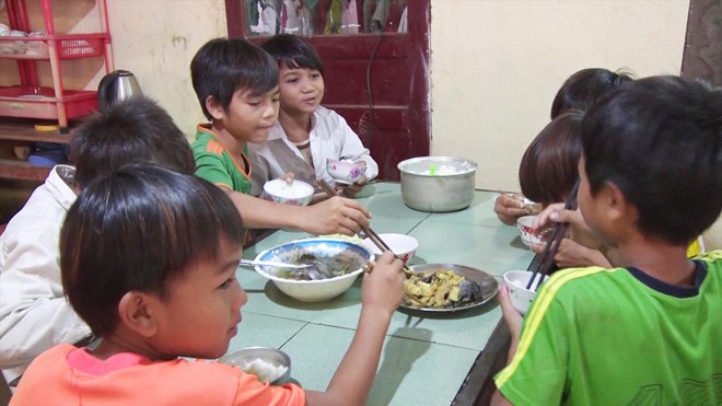 Bữa ăn của những cô cậu học trò vùng cao huyện Ba Tơ, tỉnh Quảng Ngãi Ảnh: Nguyễn Ngọc