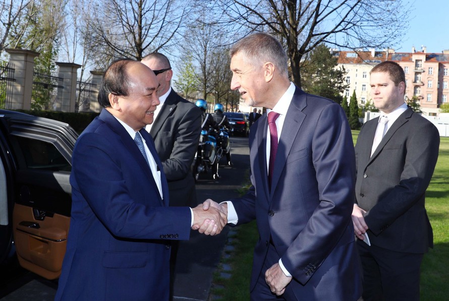 Thủ tướng Cộng hòa Séc Andrej Babis chủ trì lễ đón Thủ tướng Nguyễn Xuân Phúc Ảnh: TTXVN 