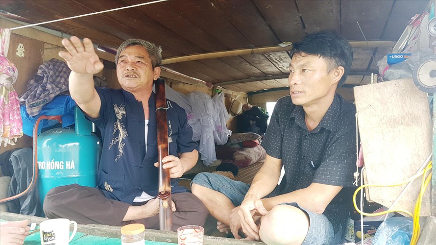Ông Nguyễn Văn Vĩnh (trái) thuật lại những ngày long đong, gian khó trên sông Đà