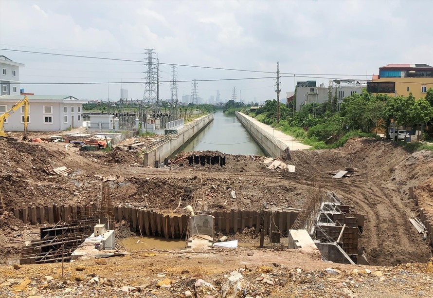 Nhà máy đã xây xong nhưng kênh dẫn nước tại trạm Yên Nghĩa vẫn ngổn ngang Ảnh: Anh Trọng