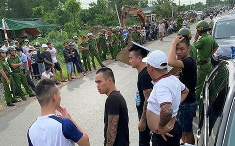 Hàng trăm đối tượng bao vây xe chở 3 sỹ quan công an Đồng Nai sau khi xảy ra vụ ẩu đả tại quán karaoke vào tháng 6 vừa qua