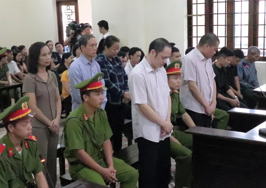 Các bị cáo vụ gian lận điểm thi khai về việc nâng điểm cho con ông Triệu Tài Vinh tại tòa. Ảnh: Nguyễn Hoàn