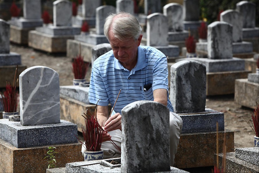 Chuck Searcy tại Nghĩa trang Trường Sơn