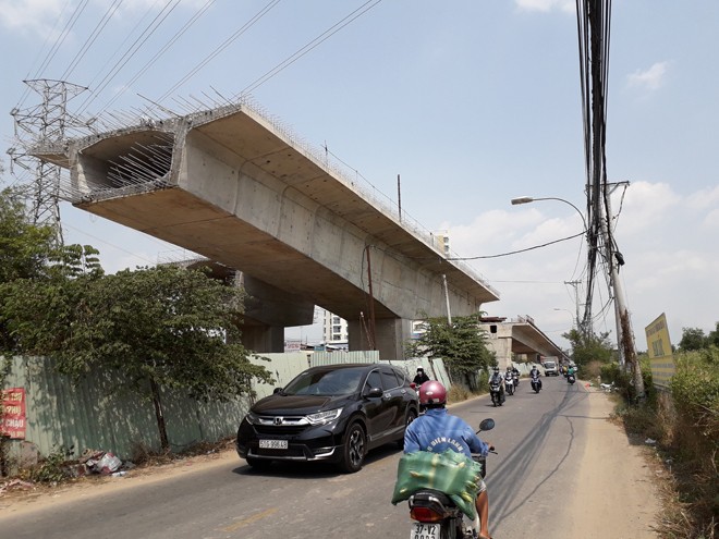 Cầu Nam Lý (quận 9) “đắp chiếu” hơn 2 năm qua do chưa giải phóng được mặt bằng bàn giao cho nhà thầu thi công