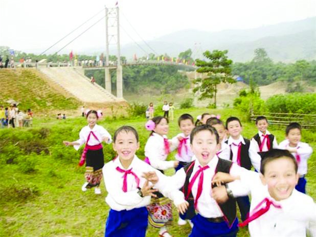 Trẻ em mừng rỡ hân hoan ngày khánh thành cầu Chôm Lôm Ảnh: Quang Long