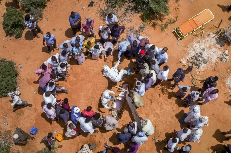 Các nhân viên y tế chôn cất một cụ ông chết vì COVID-19 ở Somaliaảnh: AP 