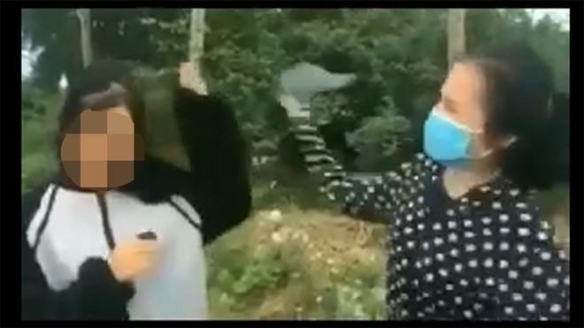 Nữ sinh bị đánh bằng mũ bảo hiểm. Ảnh cắt từ video.