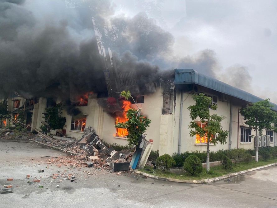 Cận cảnh lửa cháy ngùn ngụt tại công ty may mặc ở Thanh Hoá