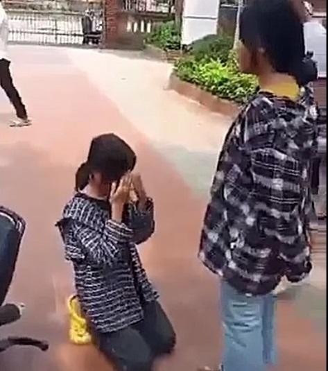 Nữ sinh ở Thanh Hóa bị tát, bắt quỳ gối giữa sân trường