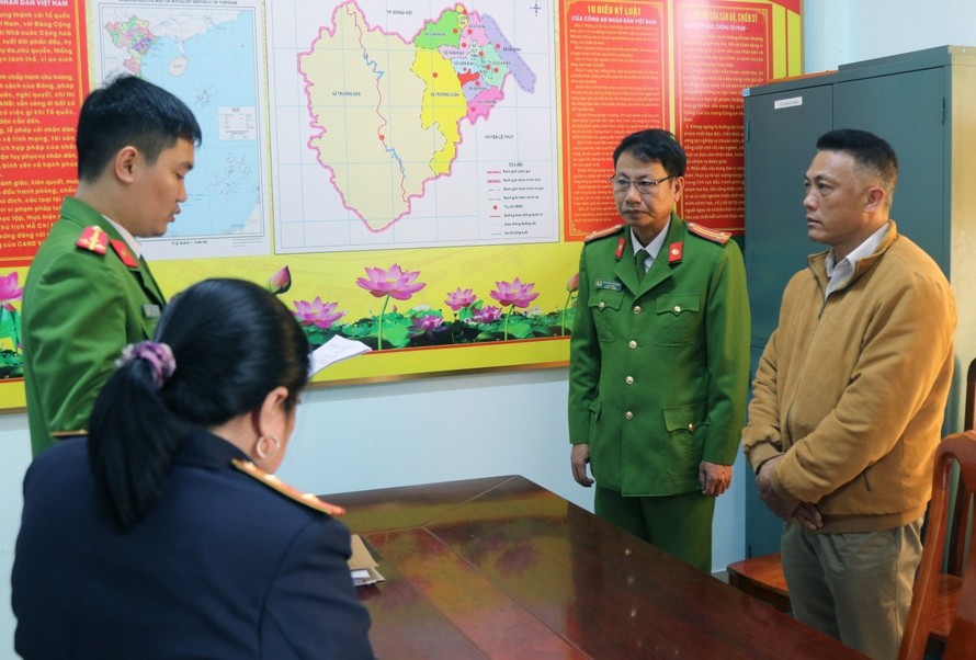 Cơ quan công an đọc quyết định khởi tố đối với Hồ Trọng Bình trạm trưởng trạm quản lý bảo vệ rừng Khe Đen (Quảng Ninh - Quảng Bình).