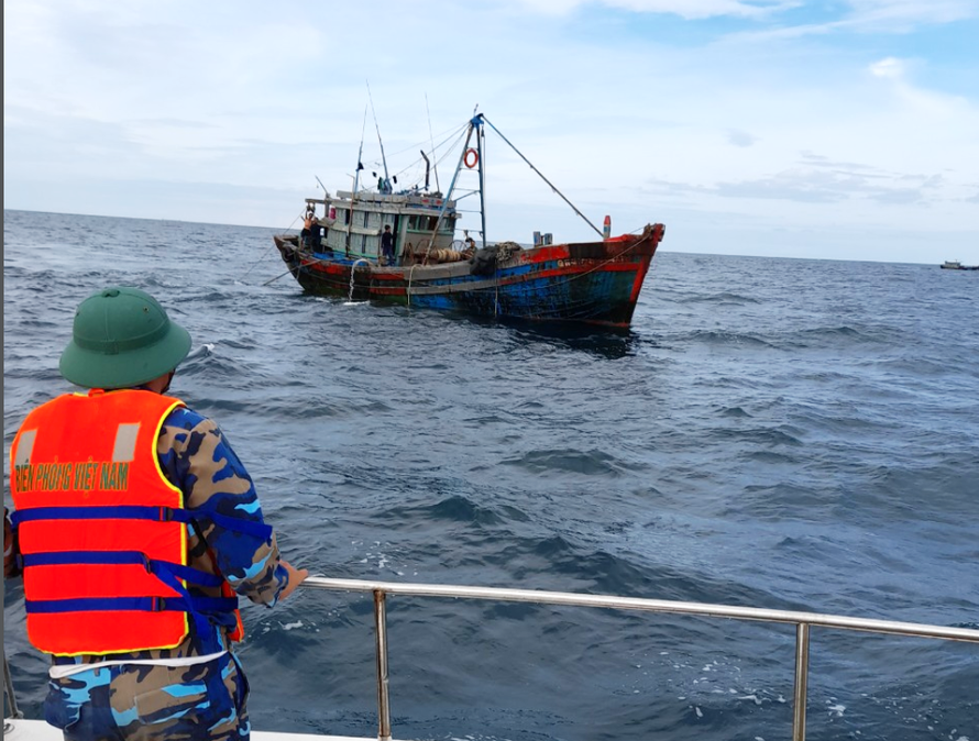 Bộ đội Biên phòng Quảng Bình hỗ trợ ngư dân hoạt động trên biển
