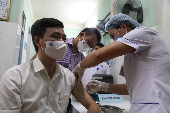 Ông Nguyễn Đức Cường, Giám đốc Sở Y tế Quảng Bình tiêm mũi vắc xin Covid đầu tiên của tỉnh Quảng Bình.