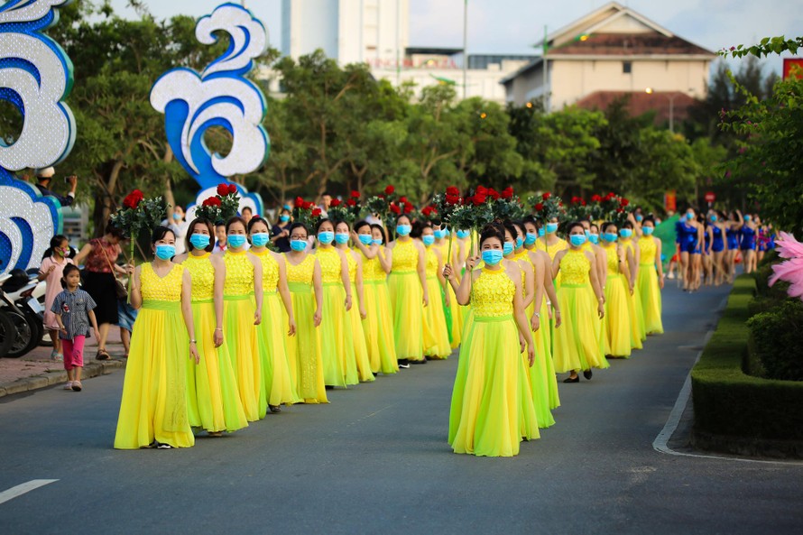 Lễ diễu hành đường phố là một trong những hoạt động của Tuần Văn hoá - Du lịch Tp. Đồng Hới Quảng Bình (Ảnh Nguyễn Chiến).