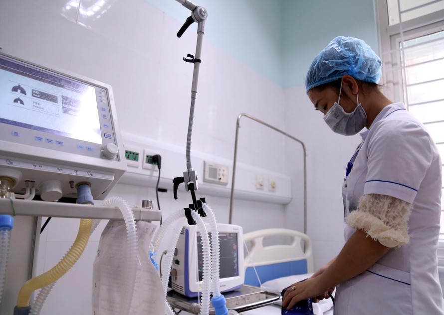 Cán bộ y tế Bệnh viện Đa khoa Bắc Quảng Bình kiểm tra thiết bị điều trị bệnh nhân Covid-19.