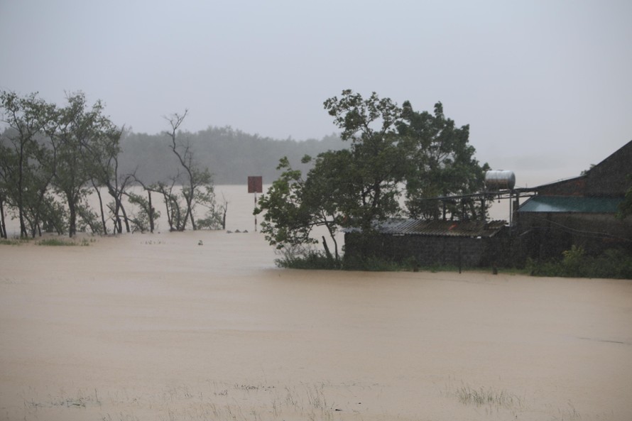 Tối 17/10, nước lũ lên nhanh tại các con sông ở Quảng Bình.