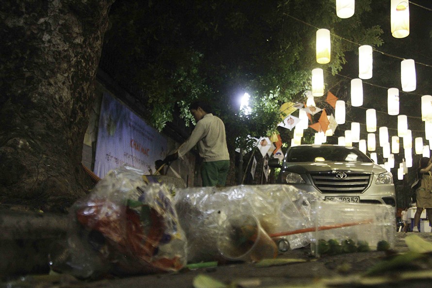 Đường phố Hà Nội ngập ngụa rác sau đêm Trung thu