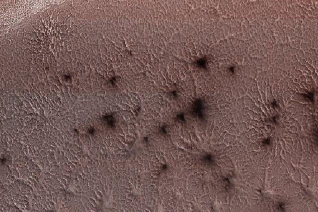 Ảnh vệ tinh cho thấy những dấu vết kỳ lạ giống nhện trên bề mặt sao Hỏa.
