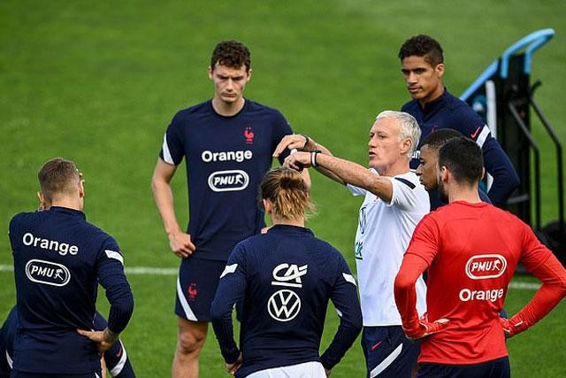 HLV Deschamps cùng các học trò.